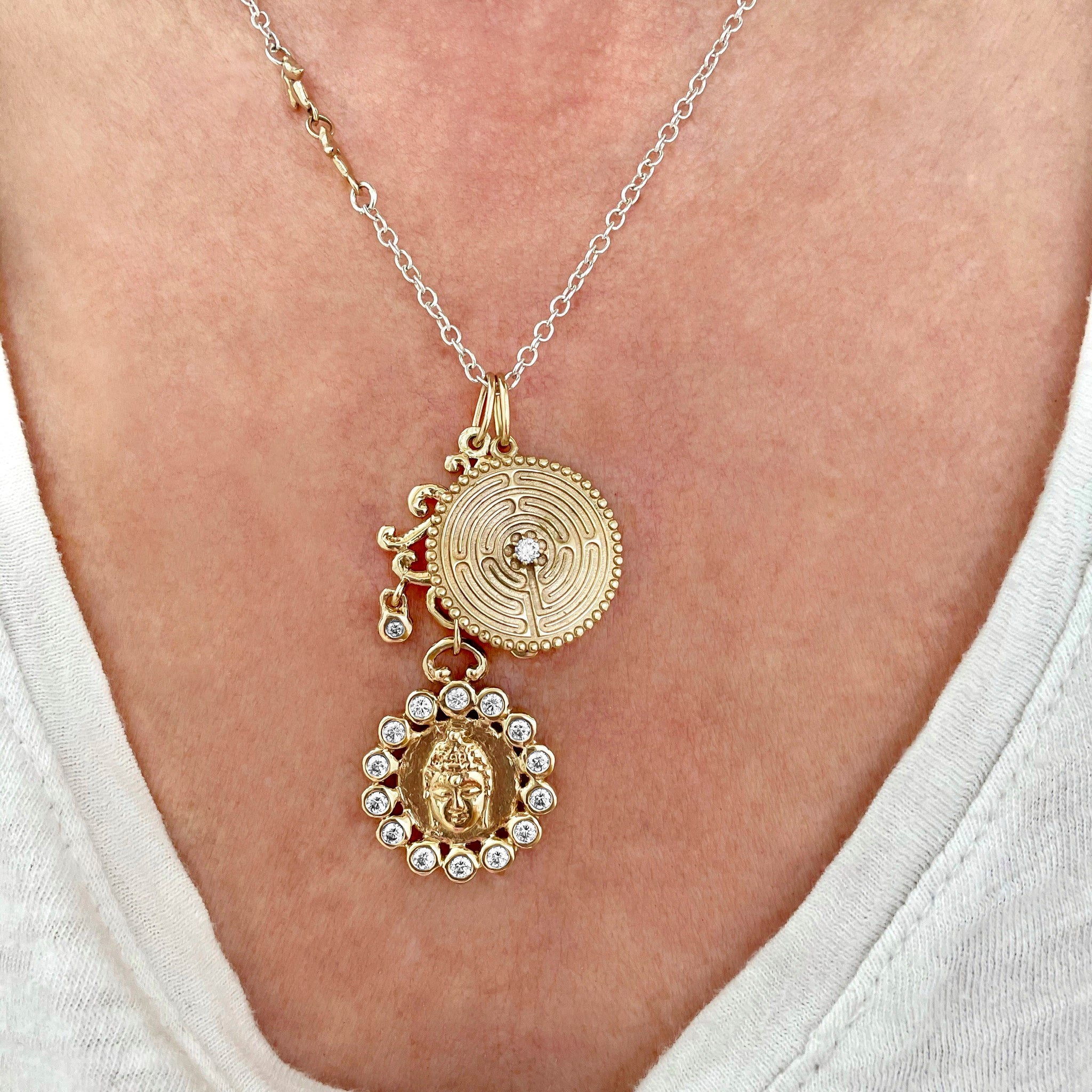 Labyrinth with Single Diamond