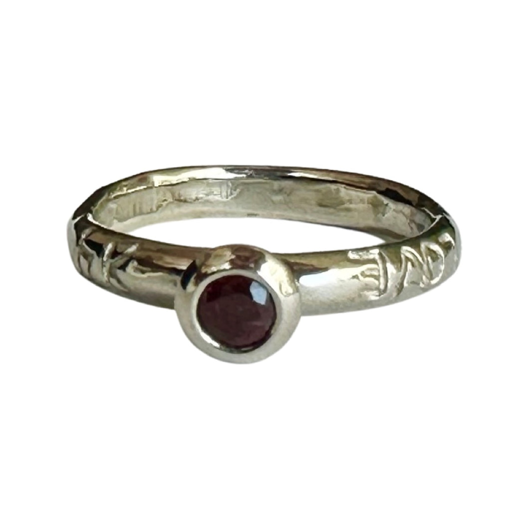 SR11 Gold 'Love' Ring with Ruby
